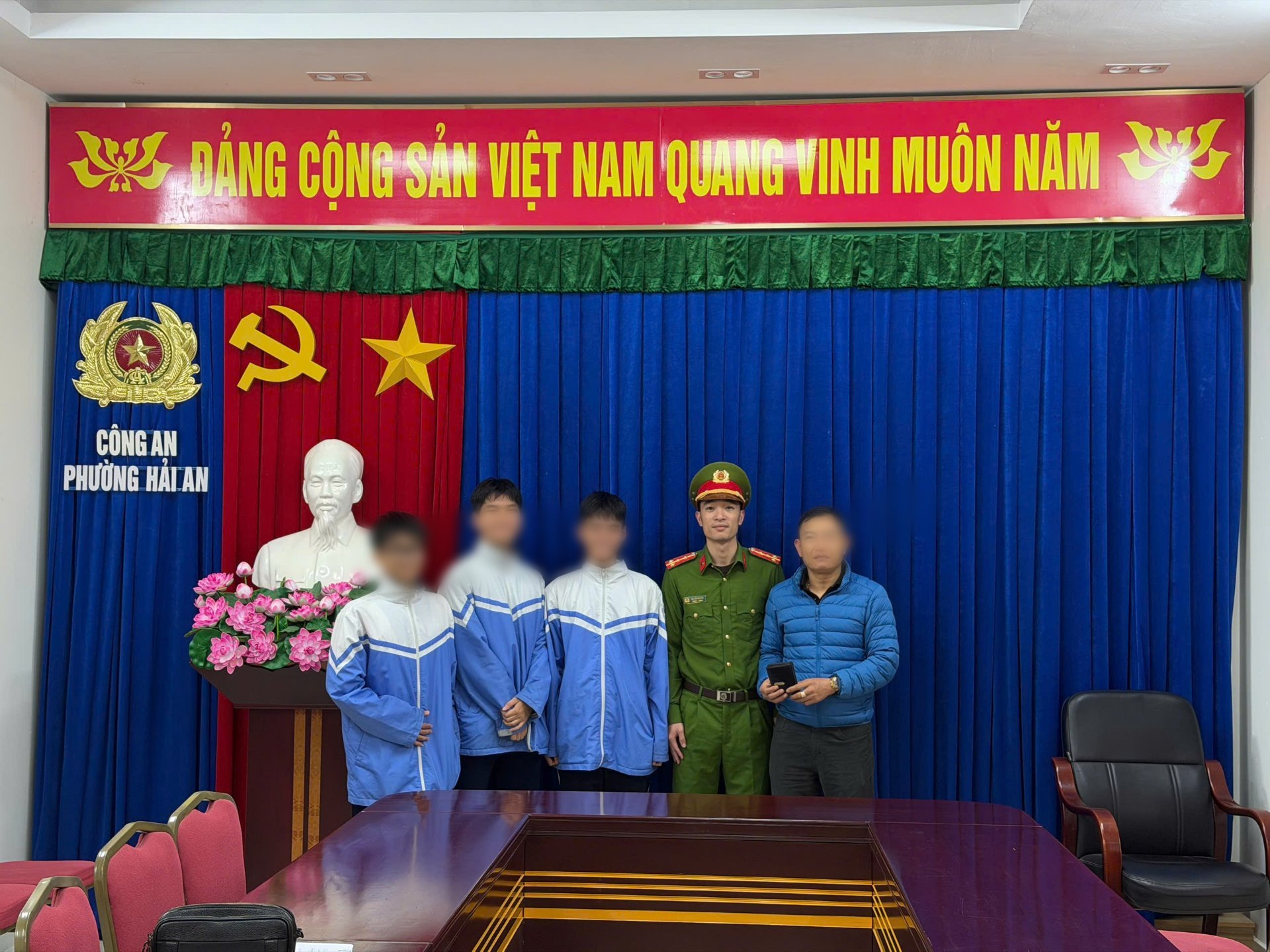 Ba học sinh phường Hải An nhặt được ví tiền, trao trả người đánh rơi